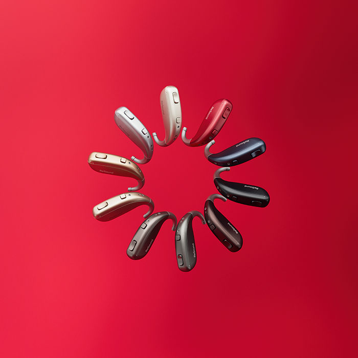 Appareils auditfs dispos&eacute;s en forme de cercle sur un fond rouge