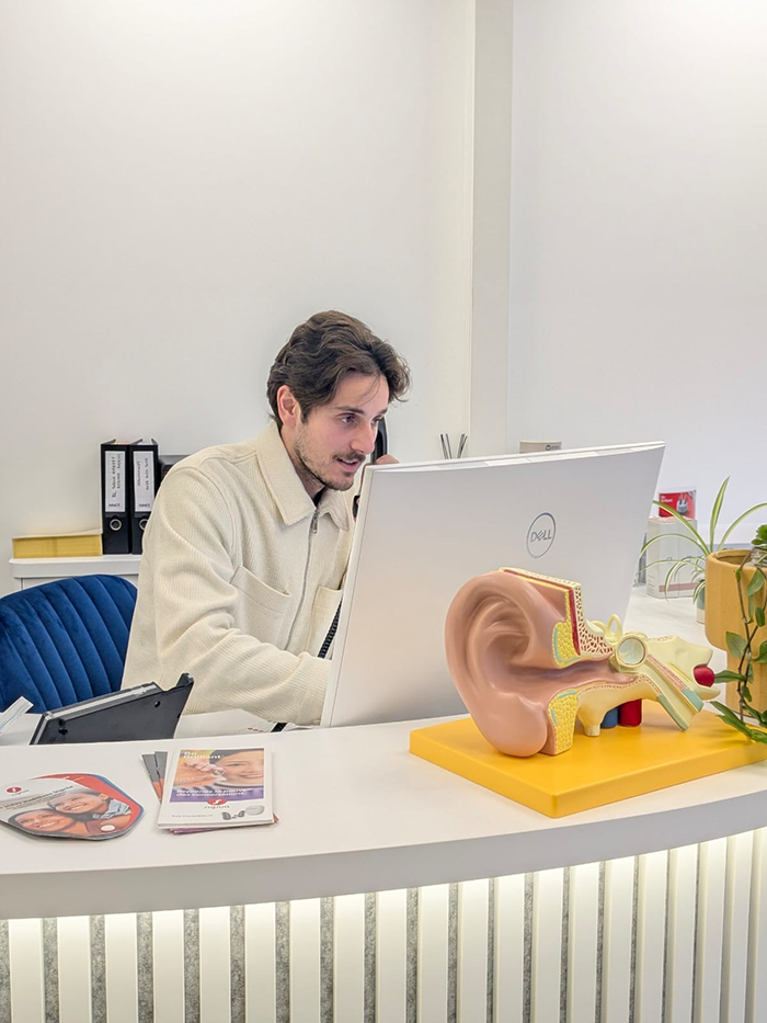 audioproth&eacute;site au t&eacute;l&eacute;phone dans un magasin d'appareil auditif &agrave; Nancy